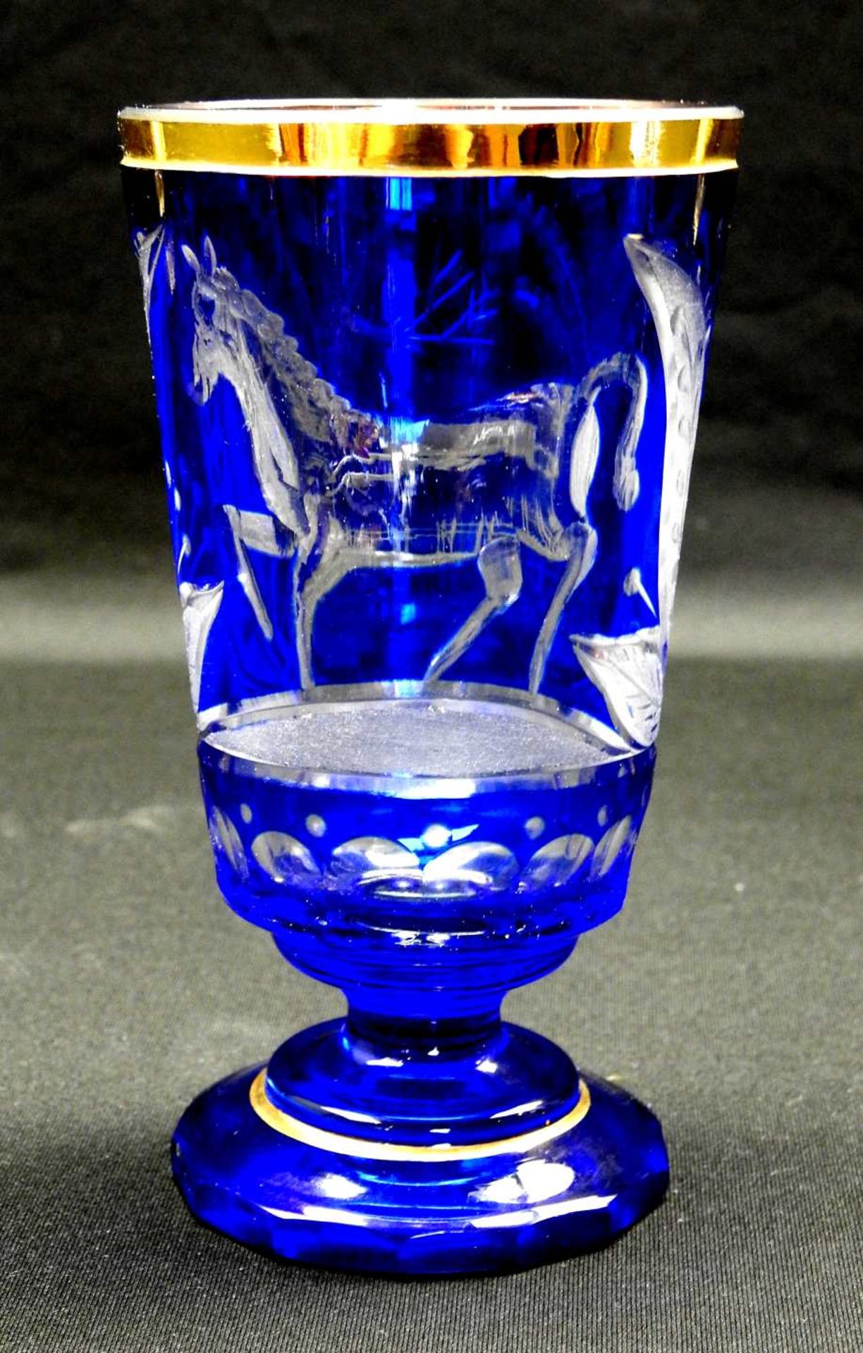 Sammlung von fünf Gläsern Klar- und kobaltblaues Glas, mit aufwendig geschliffenen D - Image 7 of 7