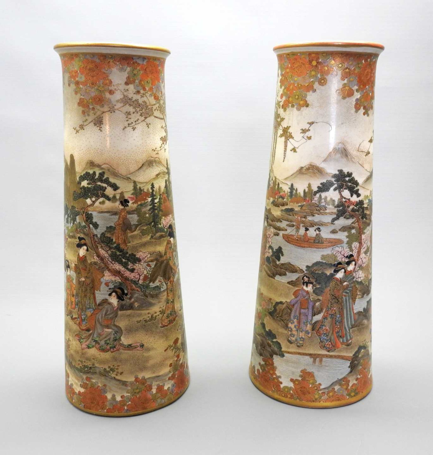Paar asiatische Vasen Porzellan, am Boden mit aufglasurroter Marke versehen. Nach oben