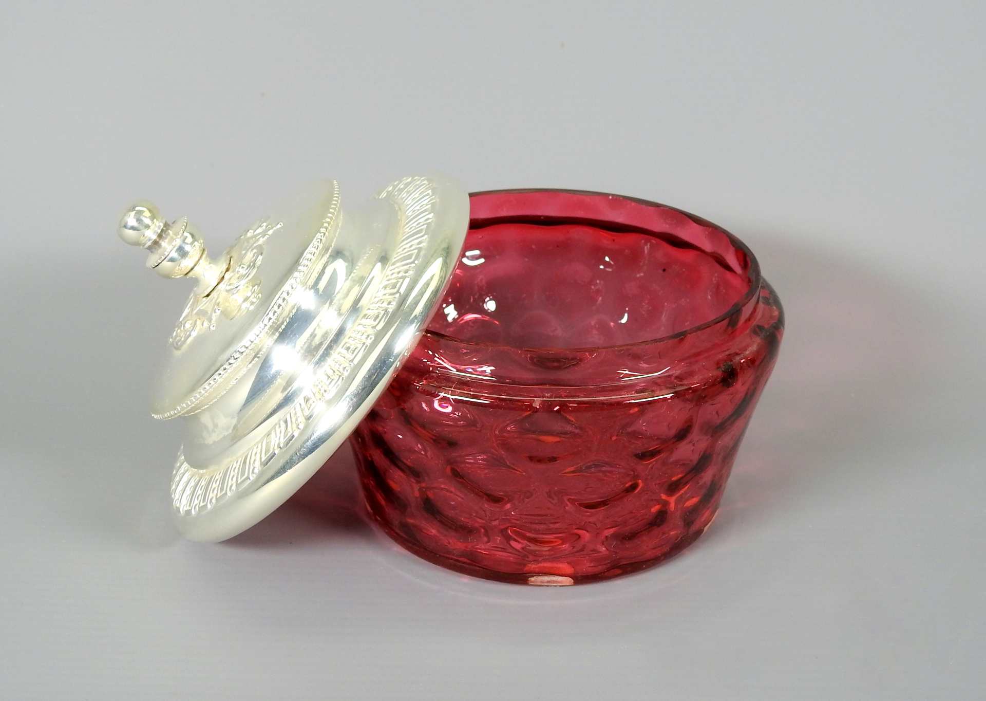 Stilvolle Bonboniere Magenta Glasgefäß, in reliefierten Kreisen geblasen. Reich verz - Image 2 of 3