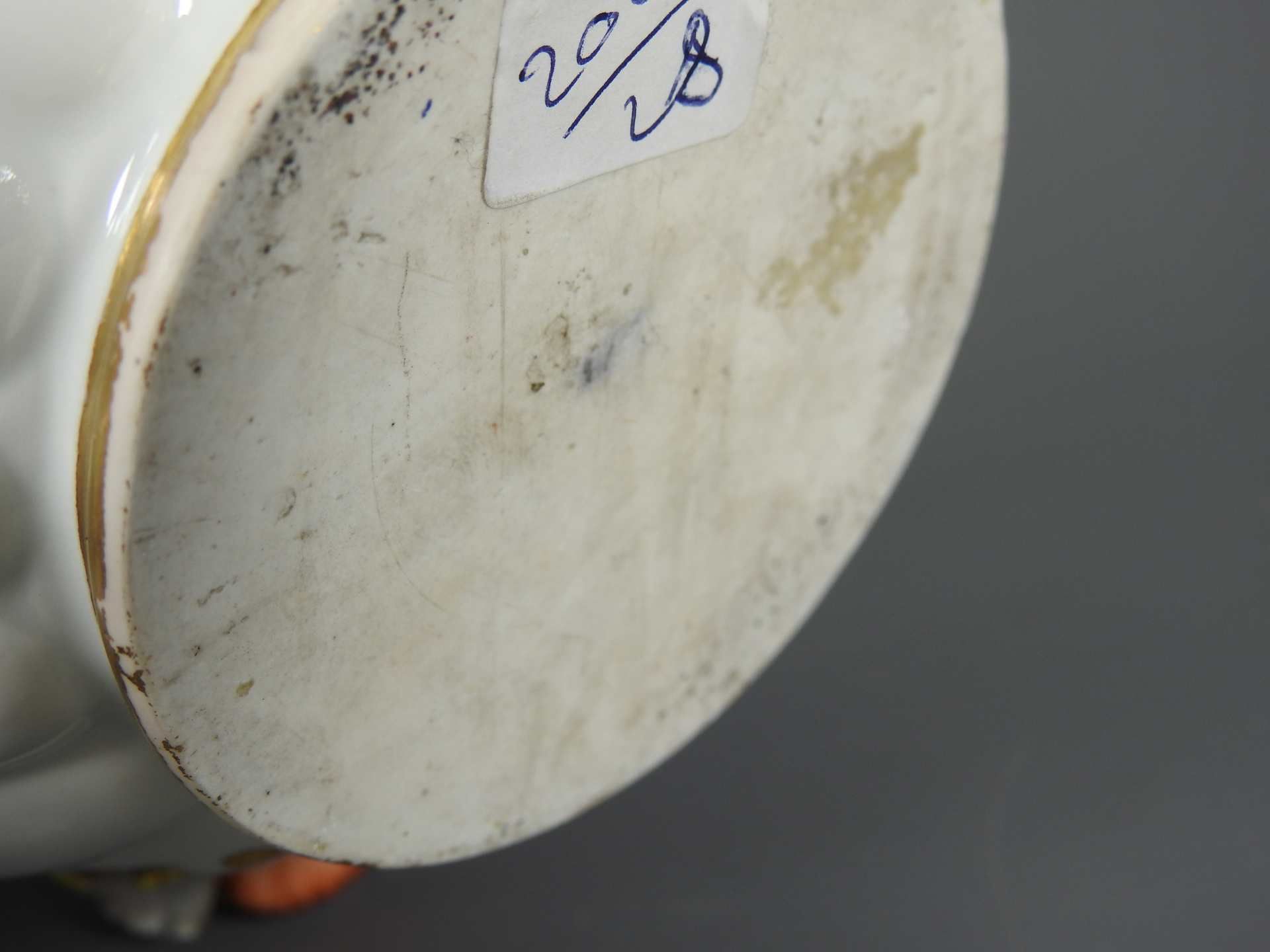 Paar Potpourri-Vasen Porzellan, am Boden mit undeutlicher Schwertermarke versehen. Kug - Image 2 of 11