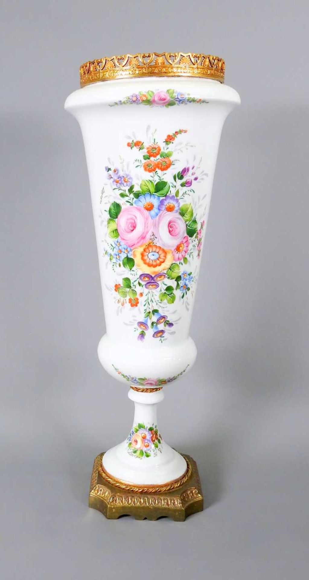Imposante Zier-Vase Porzellan, ohne Marke am Standring aufglasur "Limoges" beschriftet
