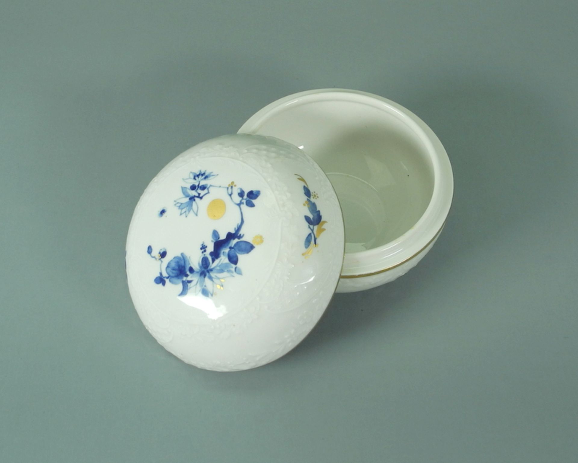 Meissen, "Blaue Orchidee mit Goldsonne" Deckeldose Porzellan, am Boden mit unterglasur - Image 3 of 7