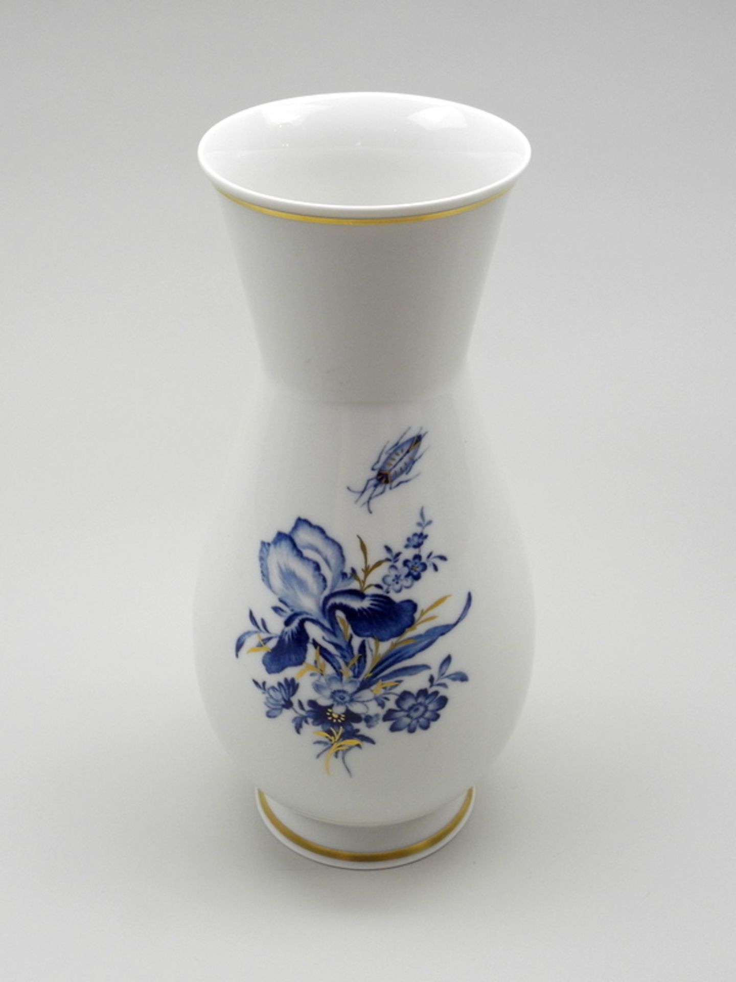 Meissen, tropfenförmige Vase Porzellan, am Boden mit unterglasurblauer Schwertermarke - Image 2 of 3