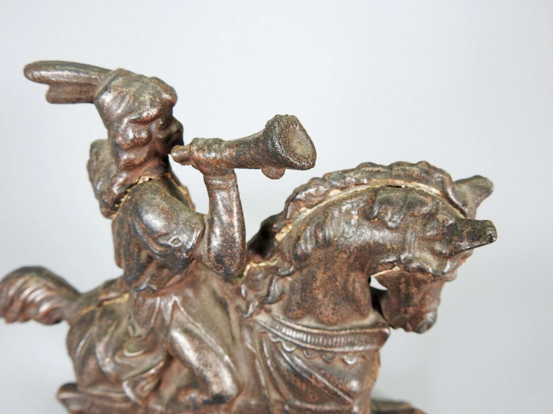 Stolzer Reiter Metall wohl Eisen, dunkel patiniert. Figur eines Horn spielenden Reiter - Bild 4 aus 6