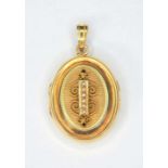 Biedermeier Fotomedaillon 14 K Gelbgold. Rundes Medaillon mit mittigem Perlen-Besatz.