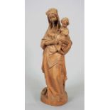 Figur der Madonna mit Kind Holz. Vollplastische Figur einer Madonna, auf ihrem linken