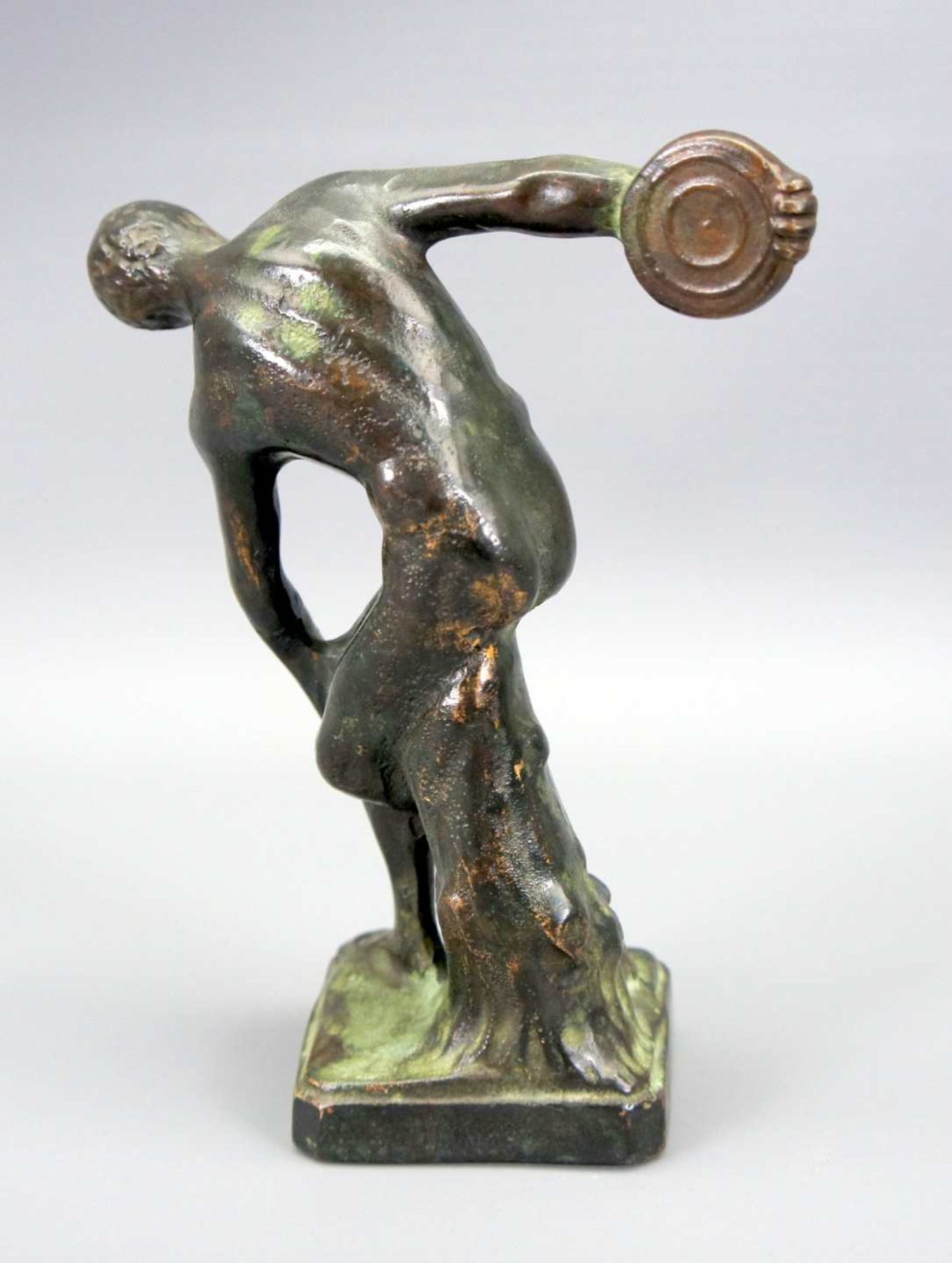 Diskobolos Bronze, goldbraun und grün patiniert. Nackter Athlet mit Diskus in der Han - Bild 2 aus 3