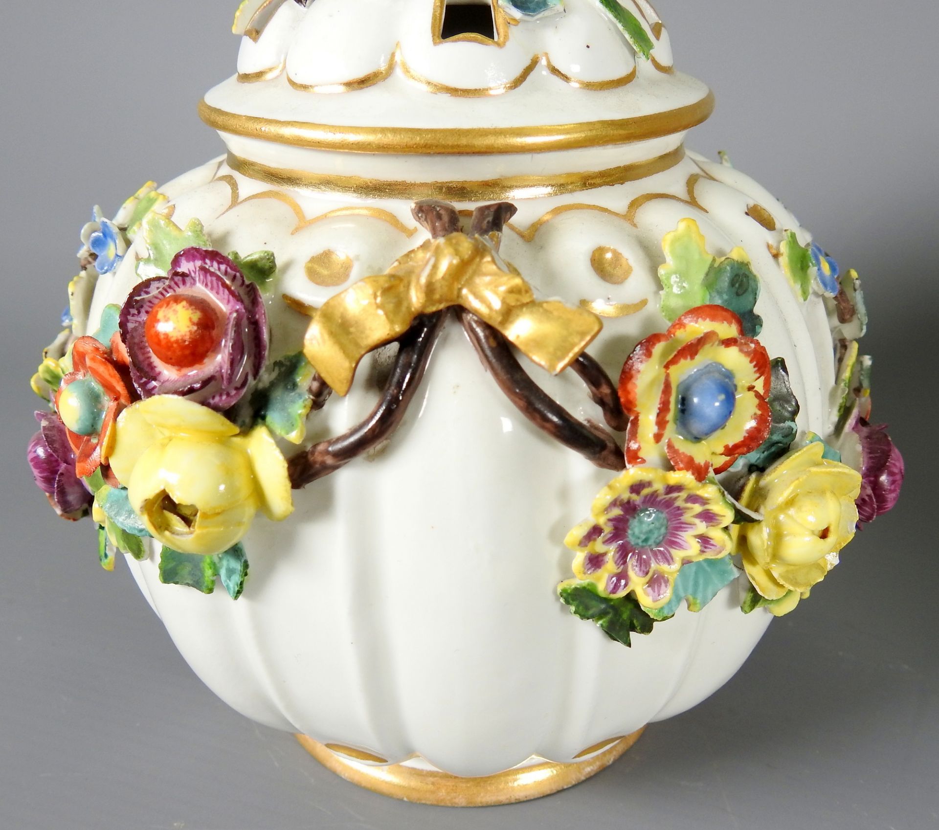 Paar Potpourri-Vasen Porzellan, am Boden mit undeutlicher Schwertermarke versehen. Kug - Image 9 of 11