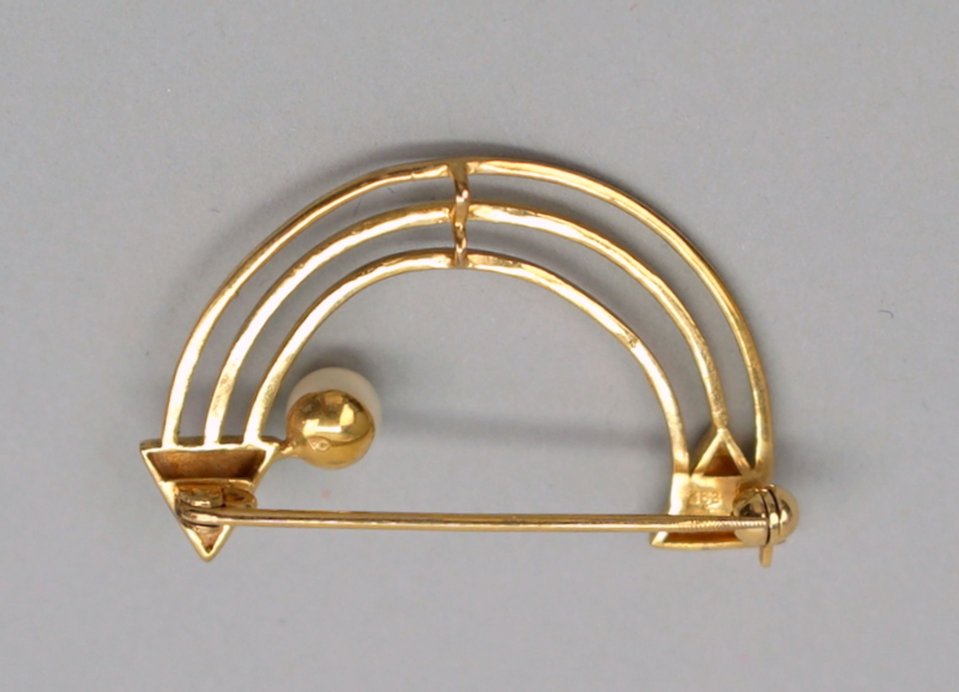 Gold-Perl-Brosche 9 K Gelbgold, gestempelt. Bogenförmige Brosche mit 3-Eck-Verzierung - Image 3 of 3