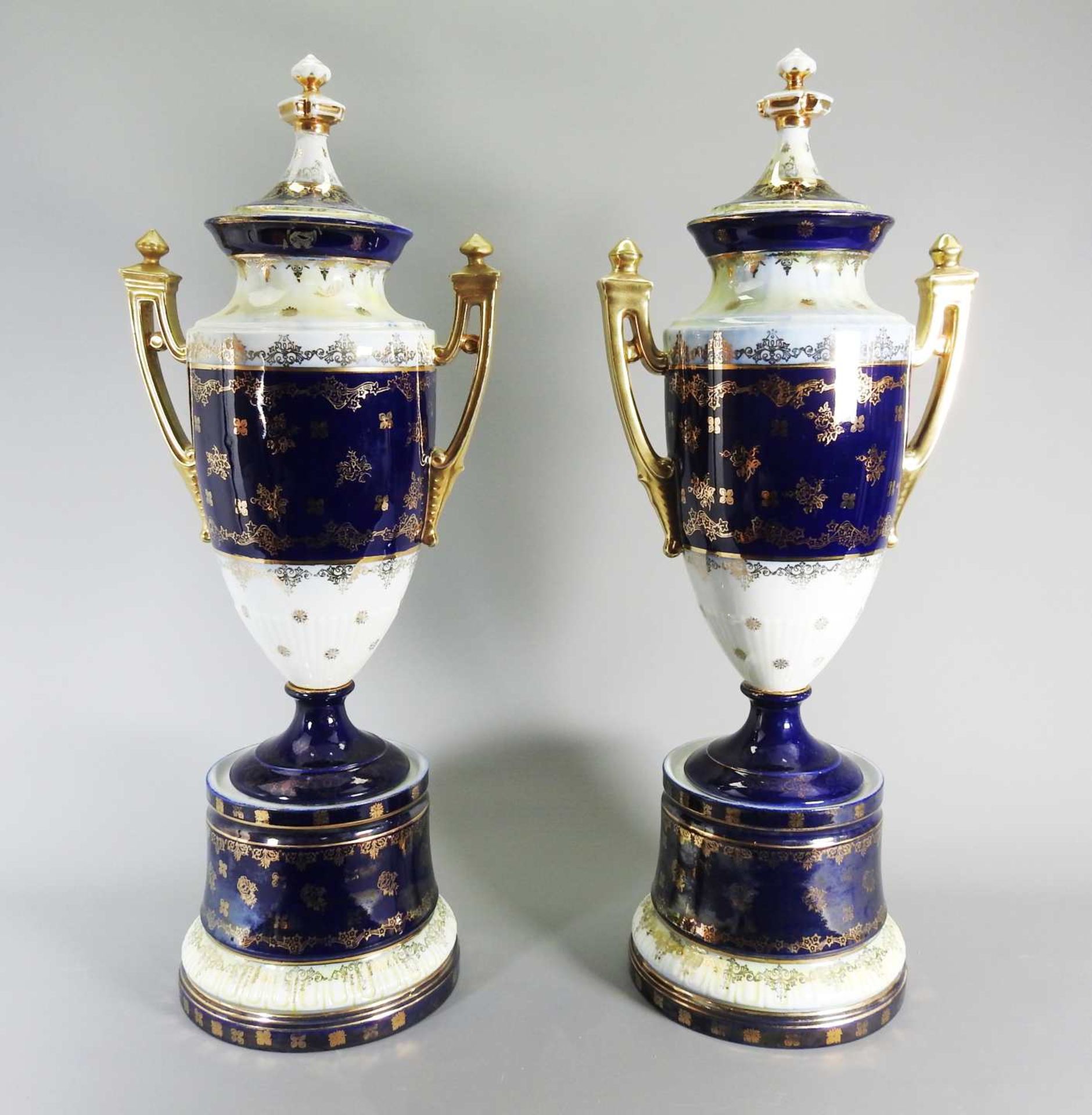 Paar imposante Deckelamphore Porzellan, ohne Marke. Kobaltblauer Fond und Goldstaffage - Image 2 of 8