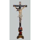 Christus am Kreuz mit Mater Dolorosa Holz geschnitzt, polychrom gefasst und goldstaffi