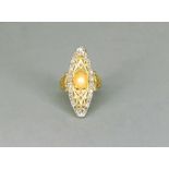 Marquise Perlenring 14 K. Gelbgold, mittige Naturwuchsperle flankiert von zusammen ca.