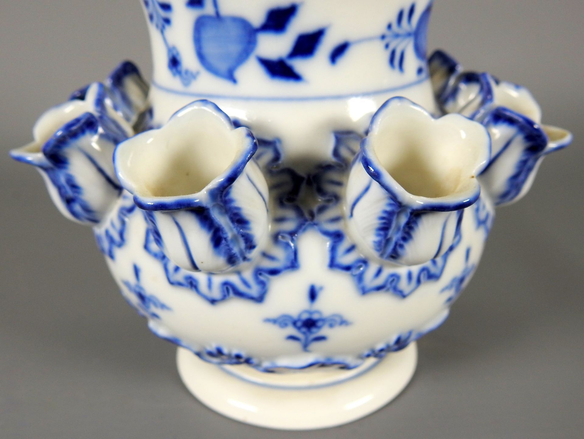 Meissen, seltene Tulpenvase Porzellan, am Boden mit unterglasurblauer Schwertermarke, - Image 5 of 6