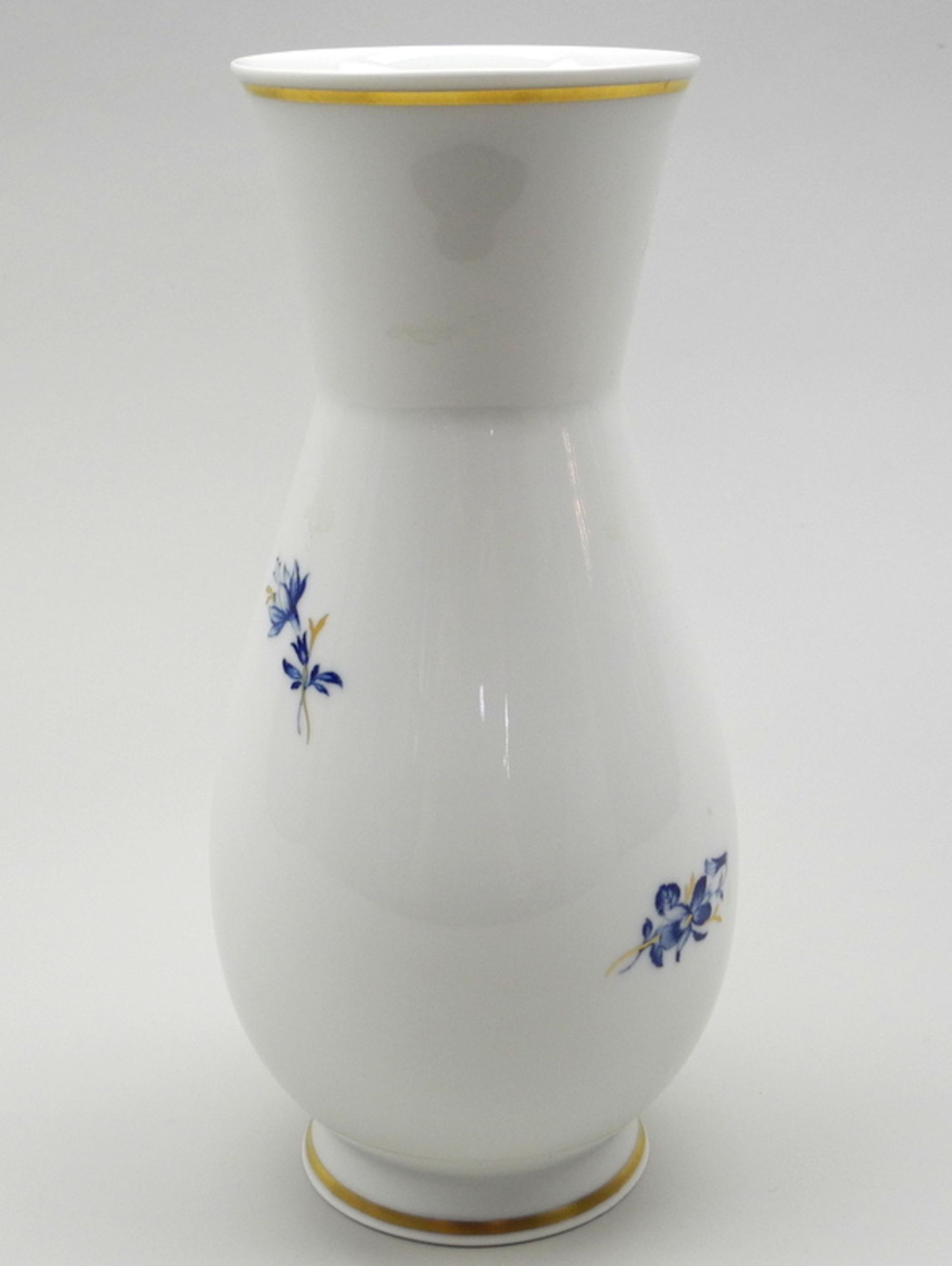 Meissen, tropfenförmige Vase Porzellan, am Boden mit unterglasurblauer Schwertermarke - Image 3 of 3