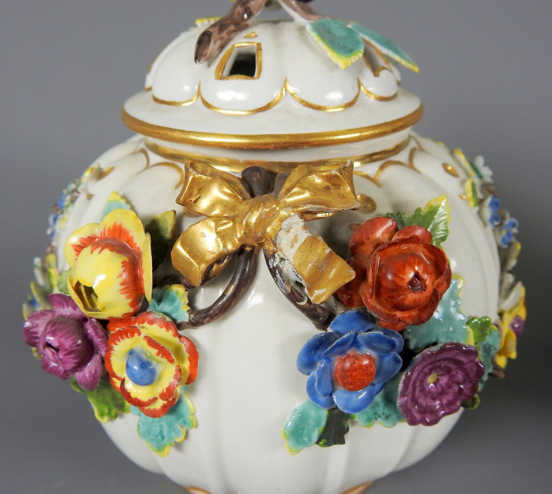 Paar Potpourri-Vasen Porzellan, am Boden mit undeutlicher Schwertermarke versehen. Kug - Image 4 of 11
