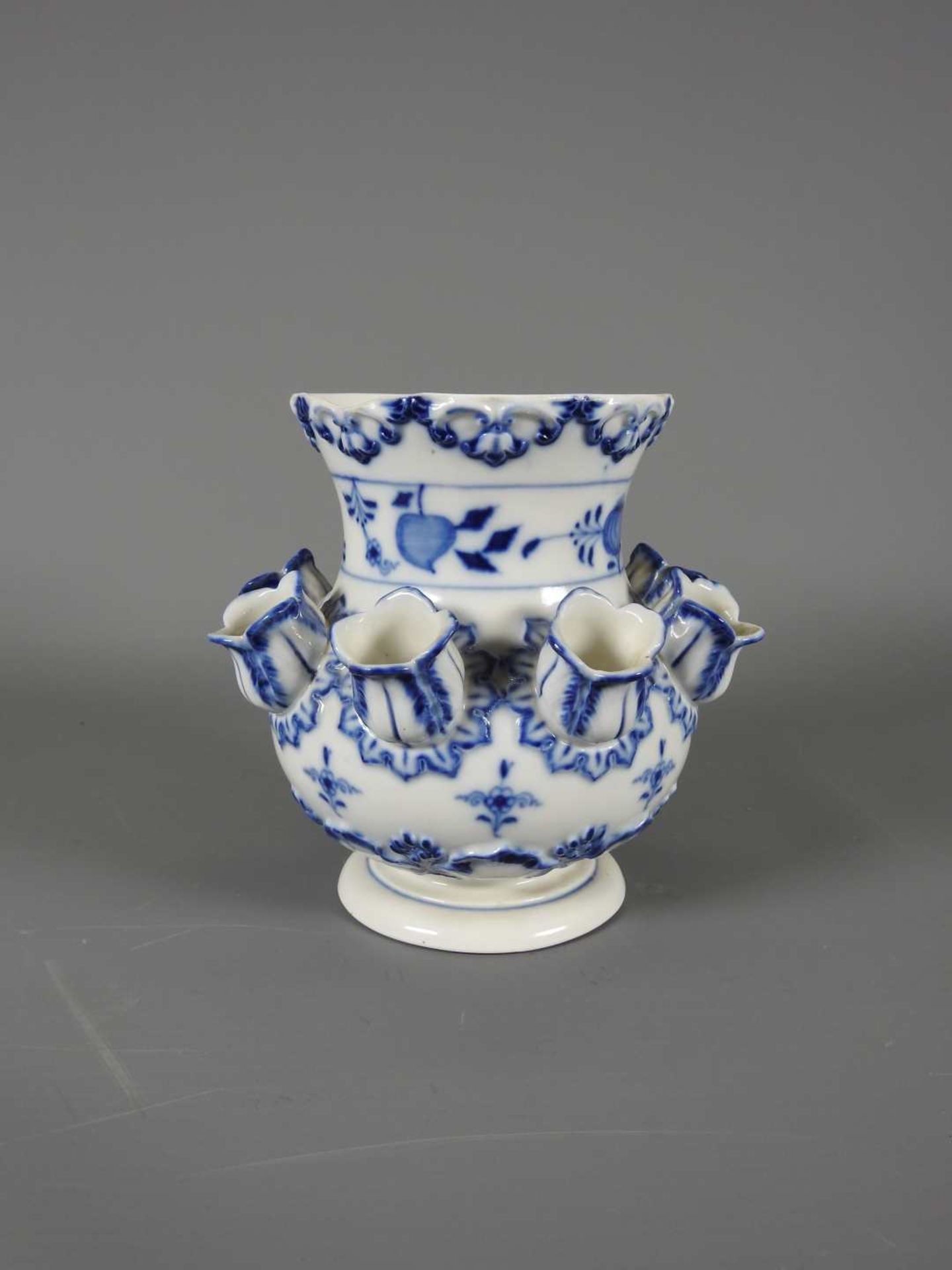 Meissen, seltene Tulpenvase Porzellan, am Boden mit unterglasurblauer Schwertermarke, - Image 3 of 6