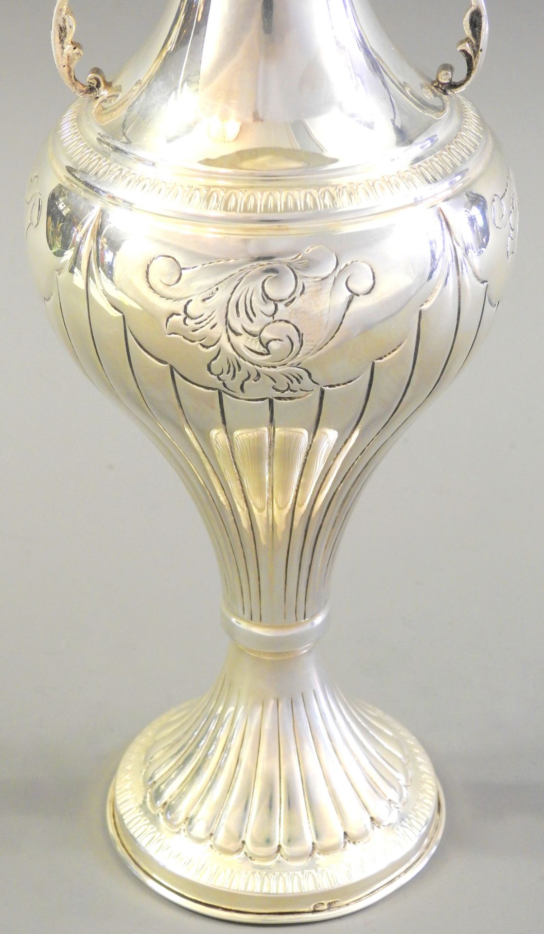 Geschwungene Henkel-Vase - Image 4 of 4