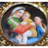 Porzellan/Holz. Rundes Bild in holzgeschnitztem Stuckrahmen. Darstellung der "Madonna della