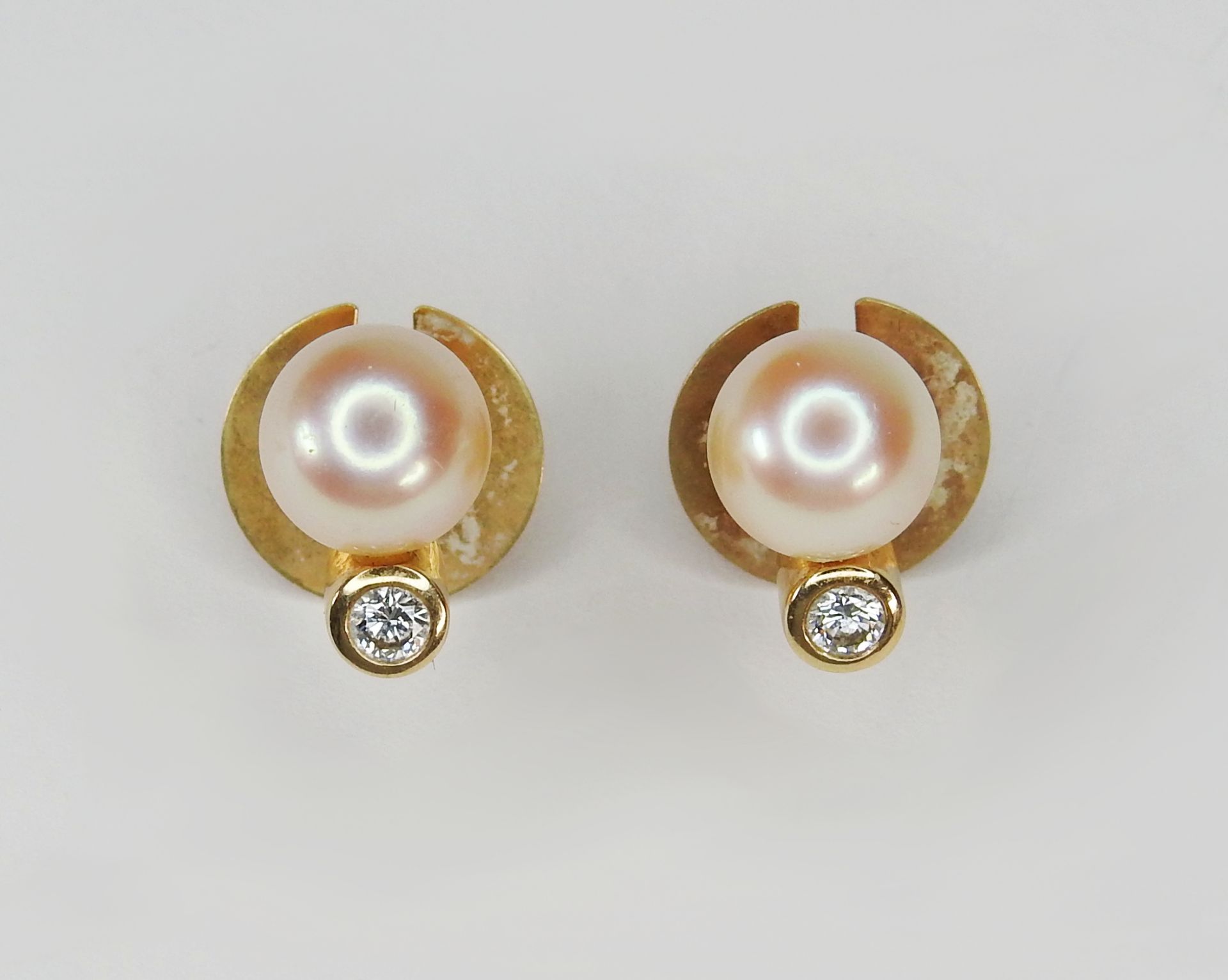 14 K Gold, gestempelt und mit Juweliermarke versehen. Elegante Ohrstecker mit Perle und Diamant - Image 4 of 7