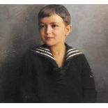 Öl/Hartfaserplatte. Eindrucksvolles Portrait eines Jungen in Matrosenanzug vor neutralem, grauem