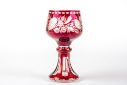 Rubinglas mit eingeschliffenen Blütenranken, Böhmen