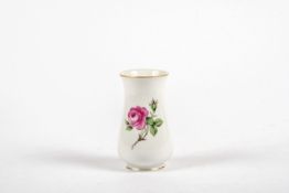 Vase mit roter Rose, Meissen