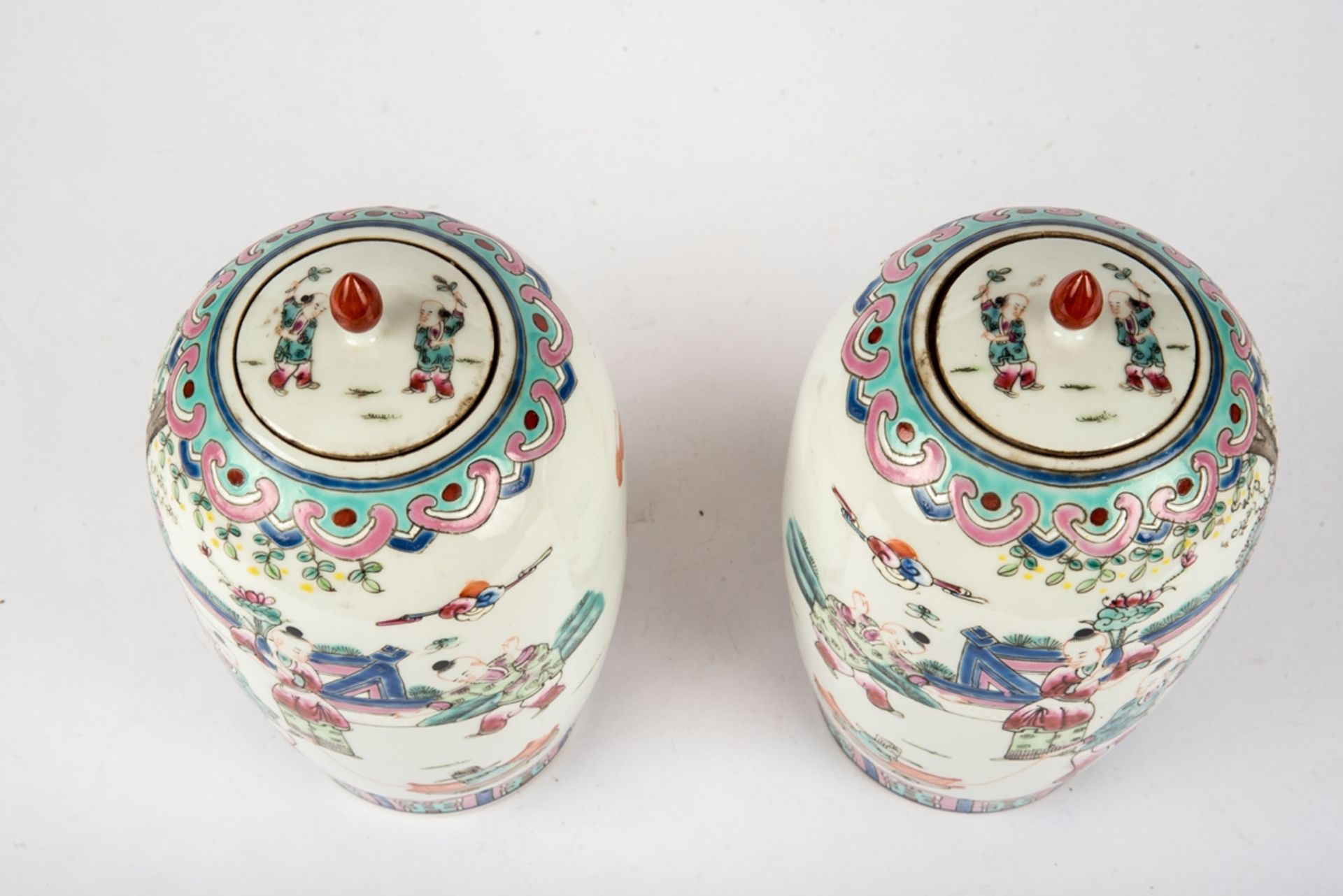 Paar Deckelvasen, China um 1900 - Image 2 of 5