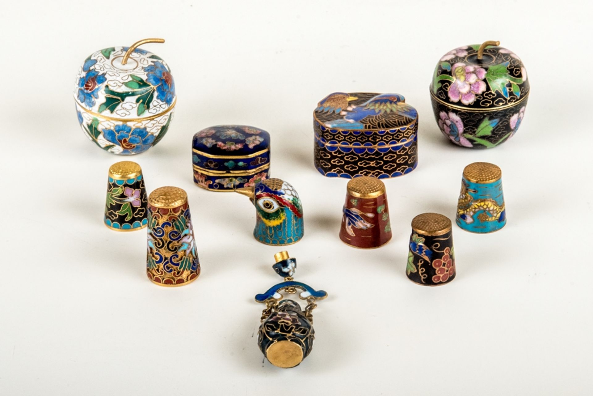 Cloisonne-Fingerhüte und Döschen, China