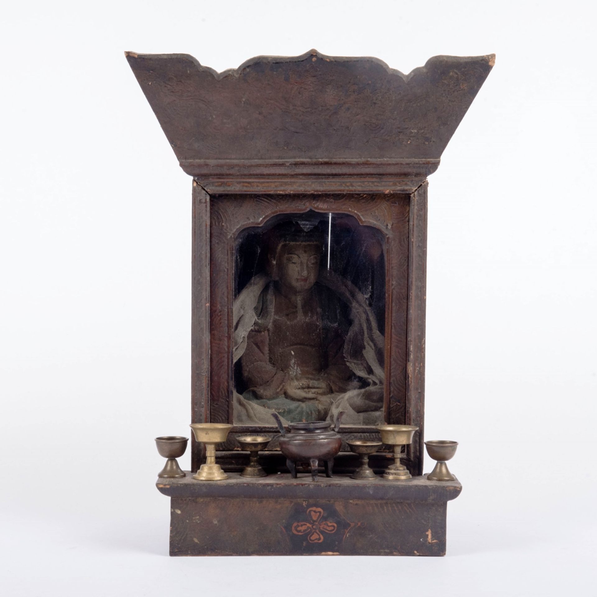 Holzaltar mit Buddha-Statue