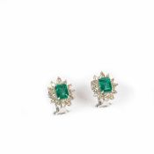 Ein Paar Smaragd-Ohrstecker mit Diamanten