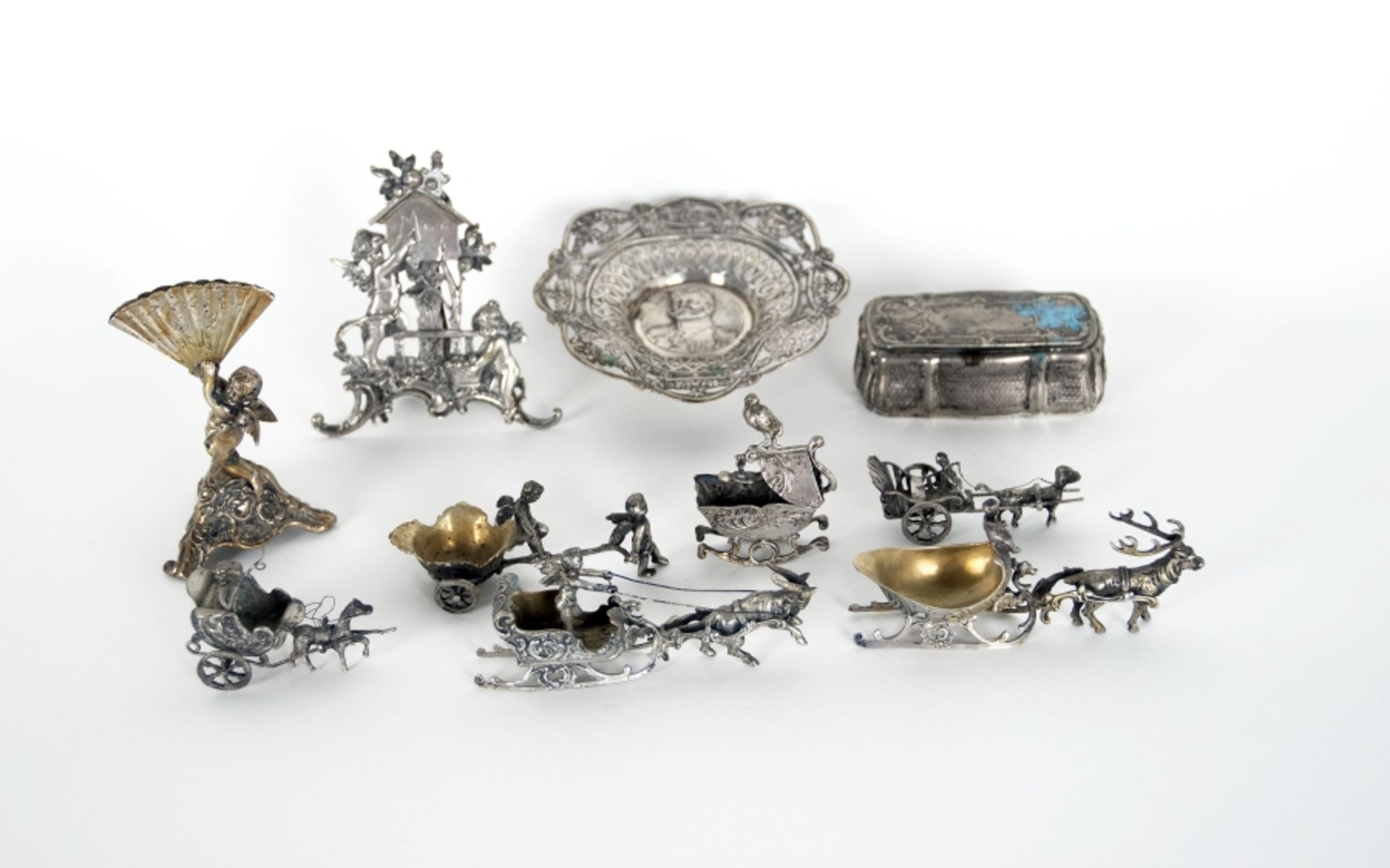 Silberschmiede des 20. Jh.: 8 Miniaturkutschen, -schlitten und -figuren