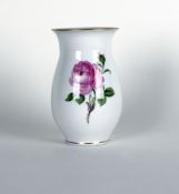 Meissen: Kleine Vase mit Rosenmotiv