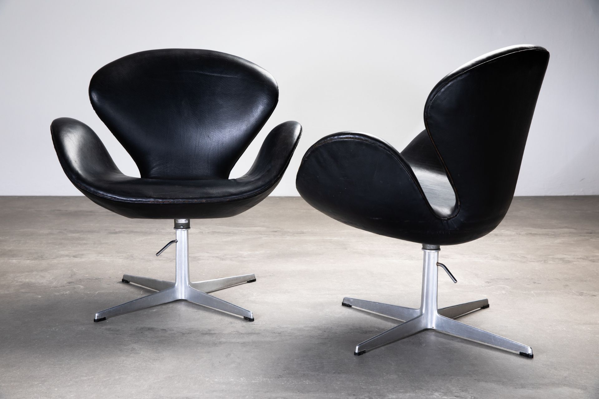 Arne Jacobsen Fritz Hansen 2 old Easy Chairs Swan