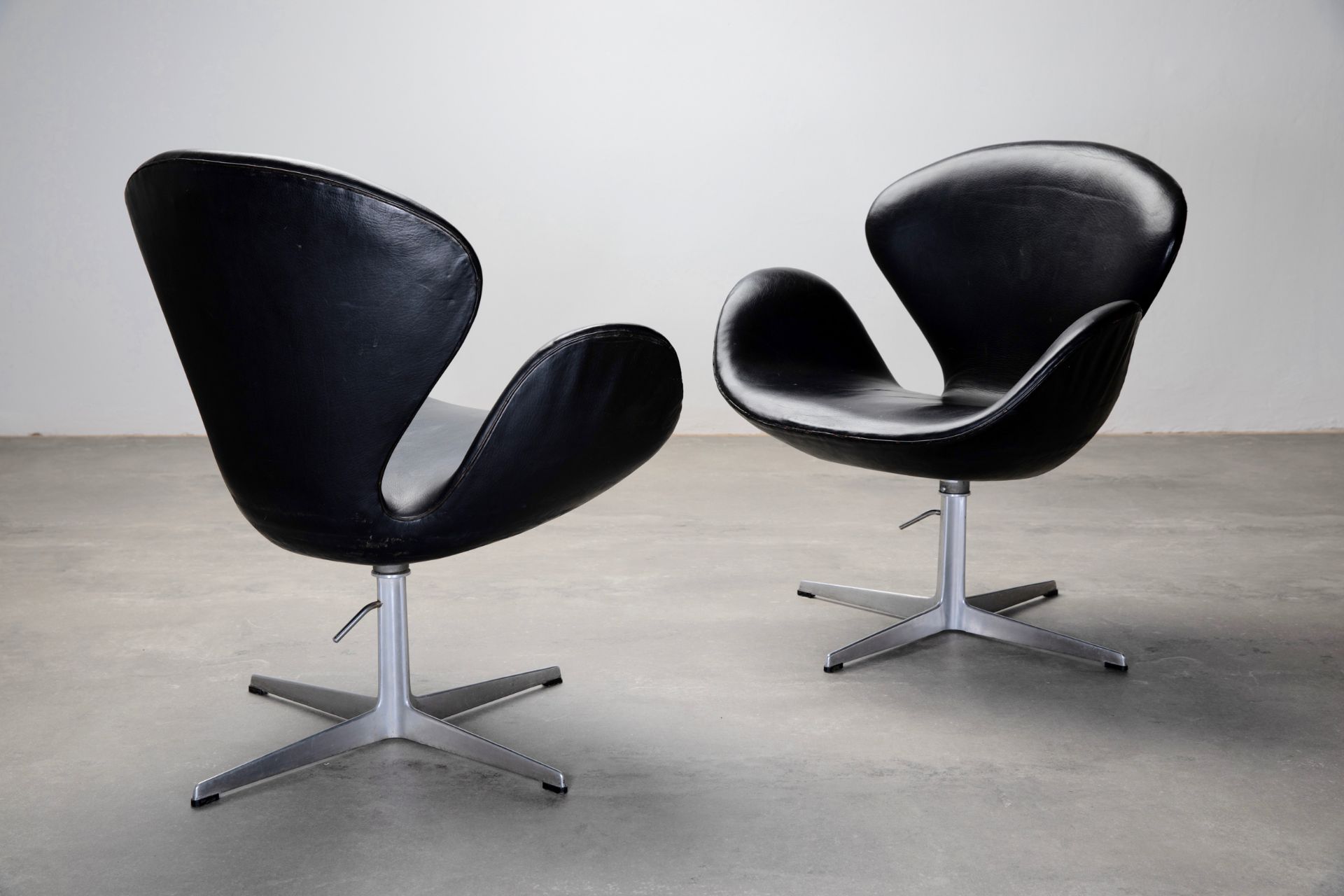 Arne Jacobsen Fritz Hansen 2 old Easy Chairs Swan - Image 2 of 8