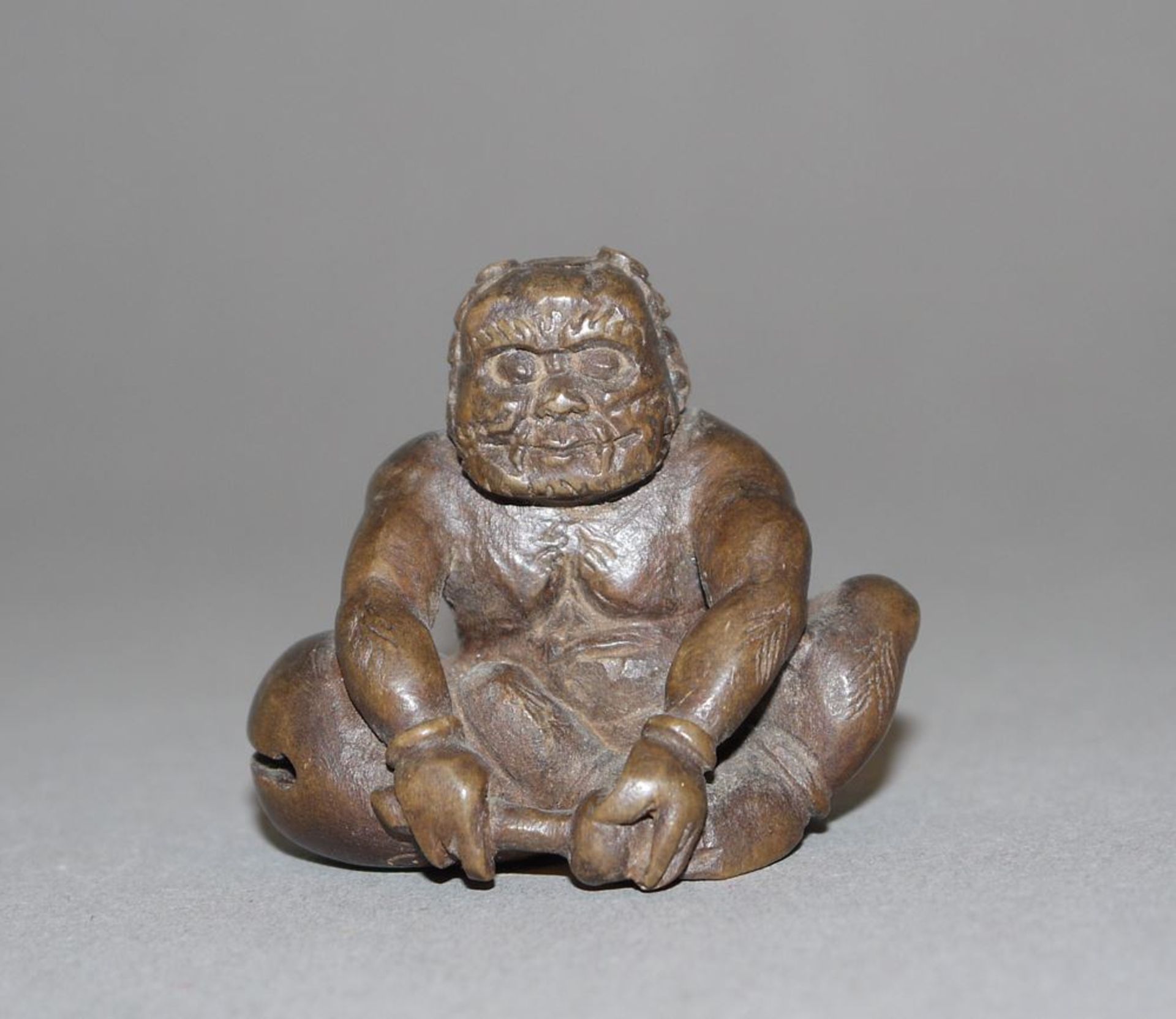 Oni mit Glockentrommel, japanische Netsuke aus Hartholz