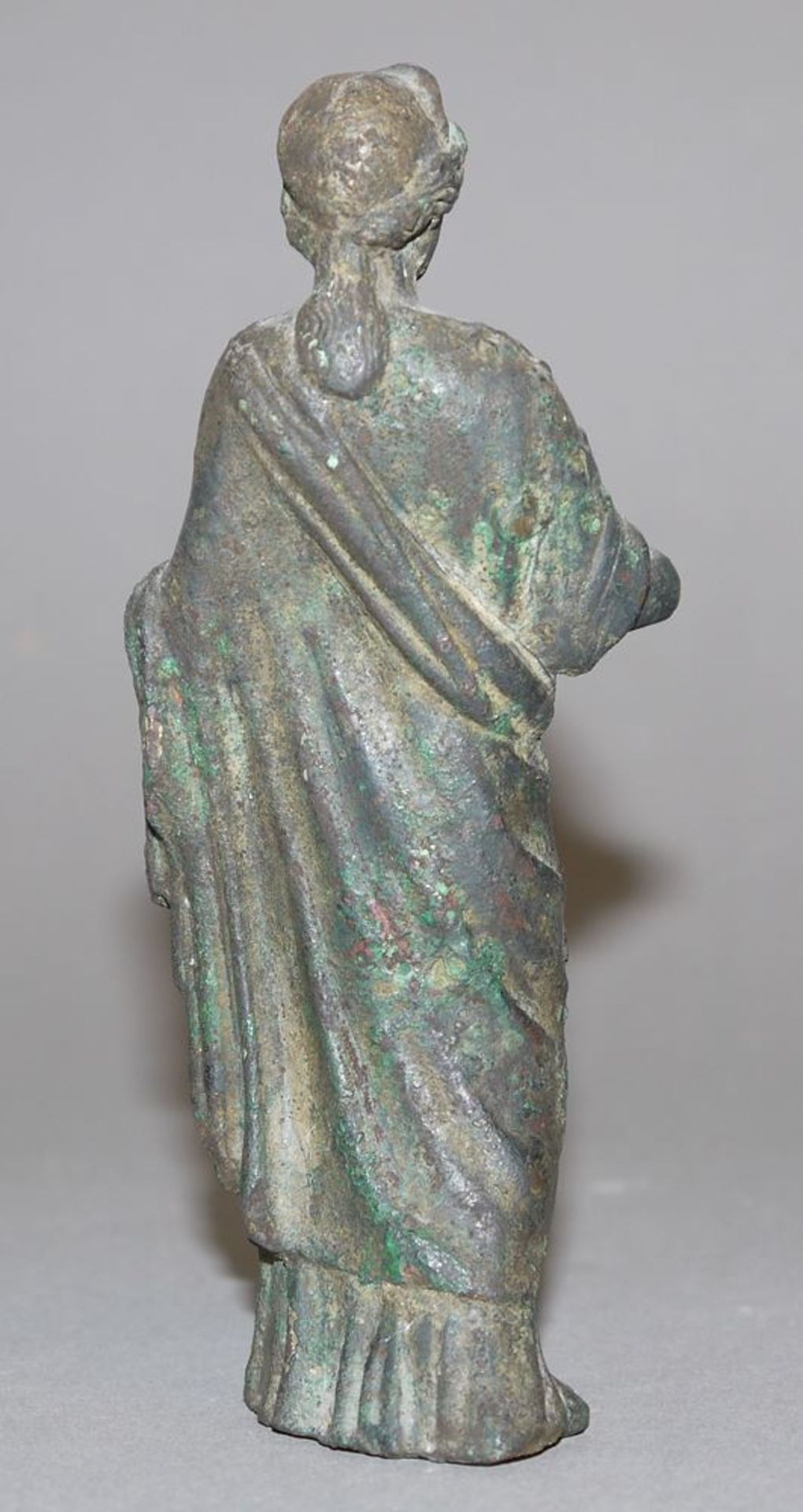 Bronzeplastik einer Göttin, wohl Juno, römisch, 2. Jh. n. Chr. - Image 2 of 3