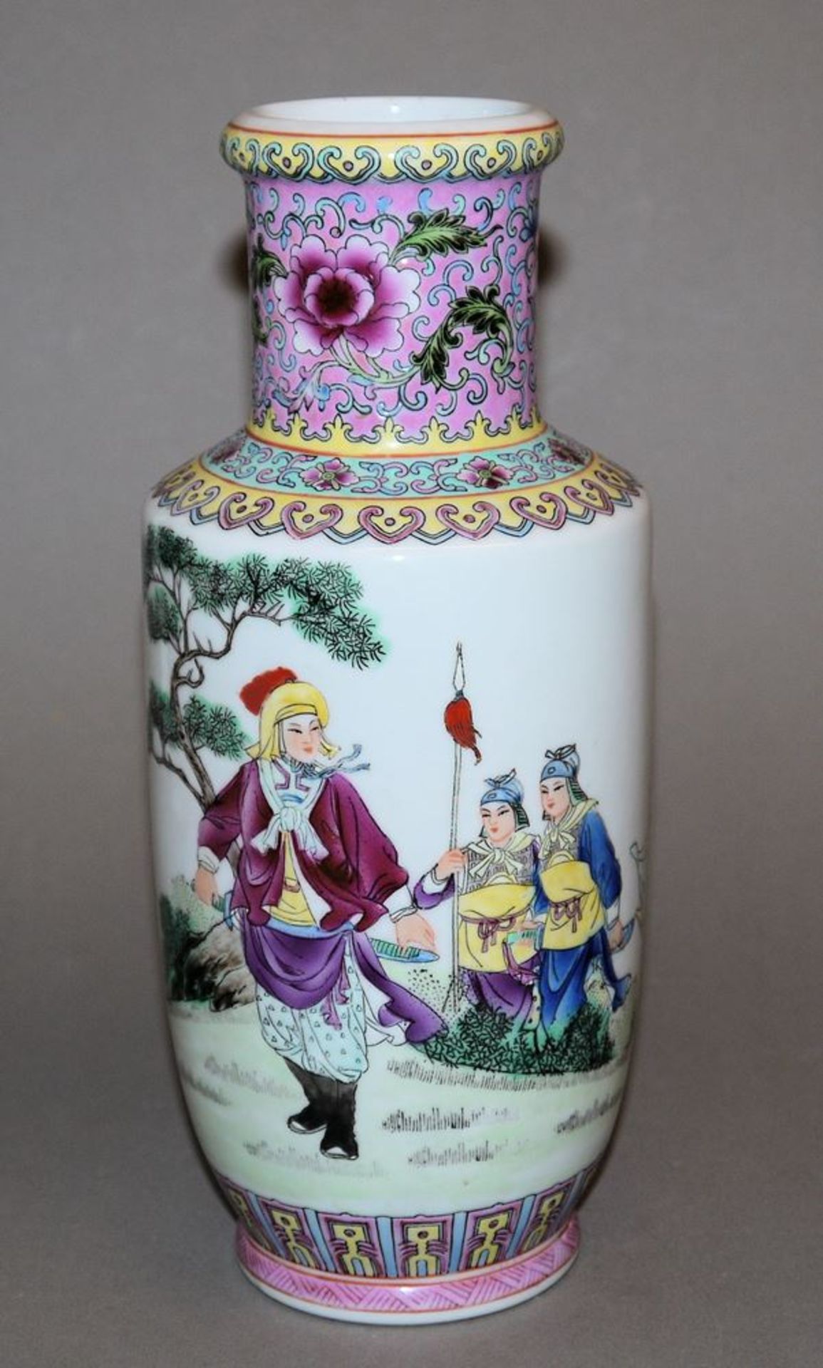 Moderne Rouleau-Vase mit Kriegerinnen aus Jingdezhen, China 20. Jh.