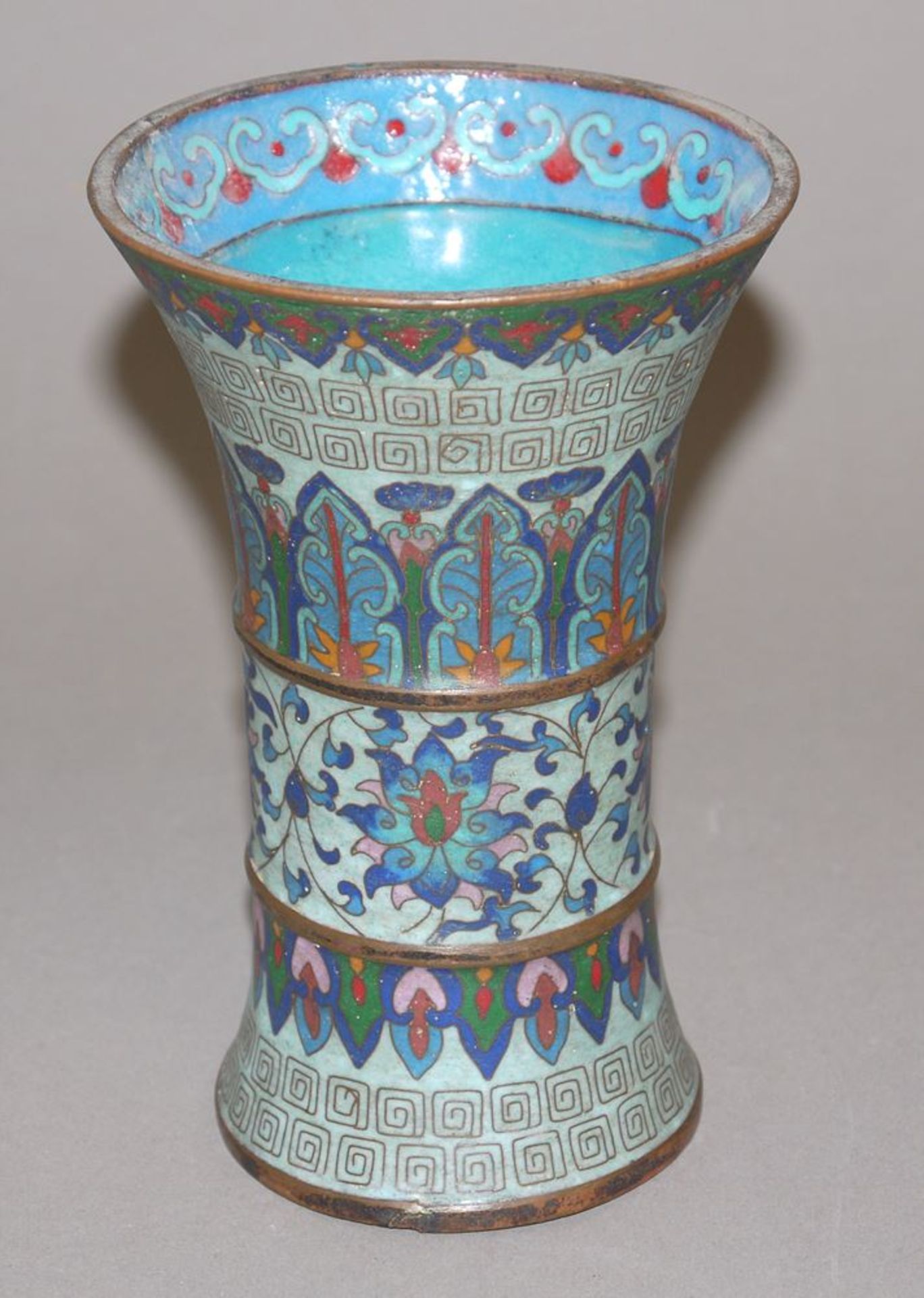Cloisonné-Vase in Gu-Form, späte Qing-Zeit, China 19. Jh.