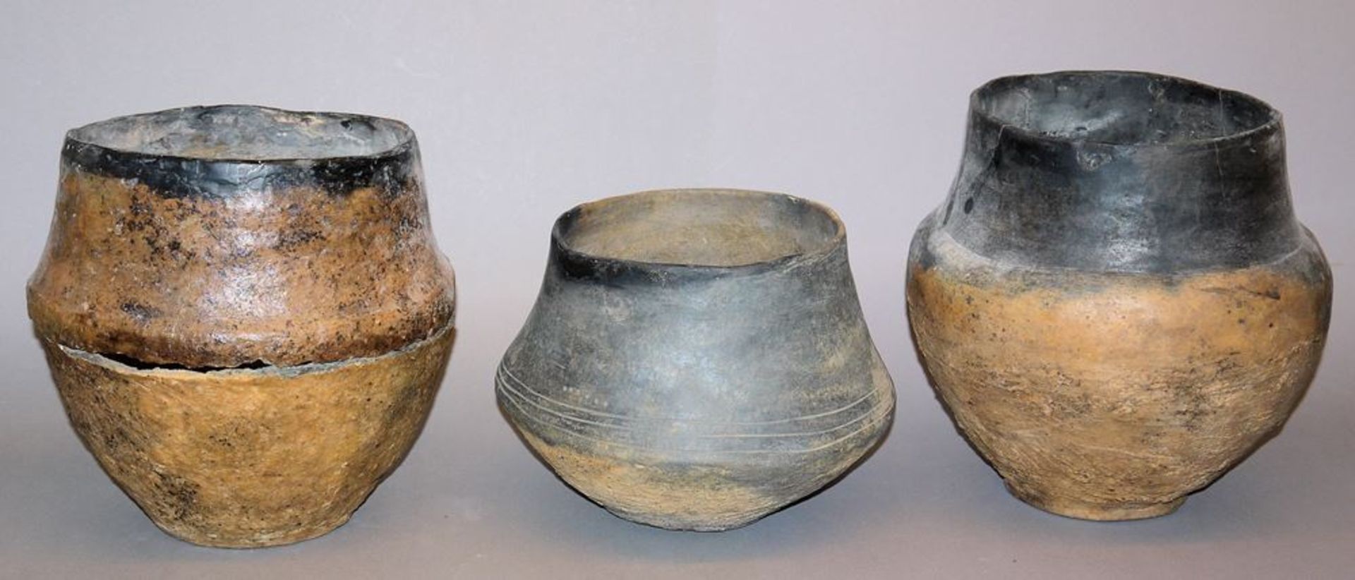 Drei Urnen, Lausitzer Kultur, 9.-5. Jh. v. Chr., mit Rechnung
