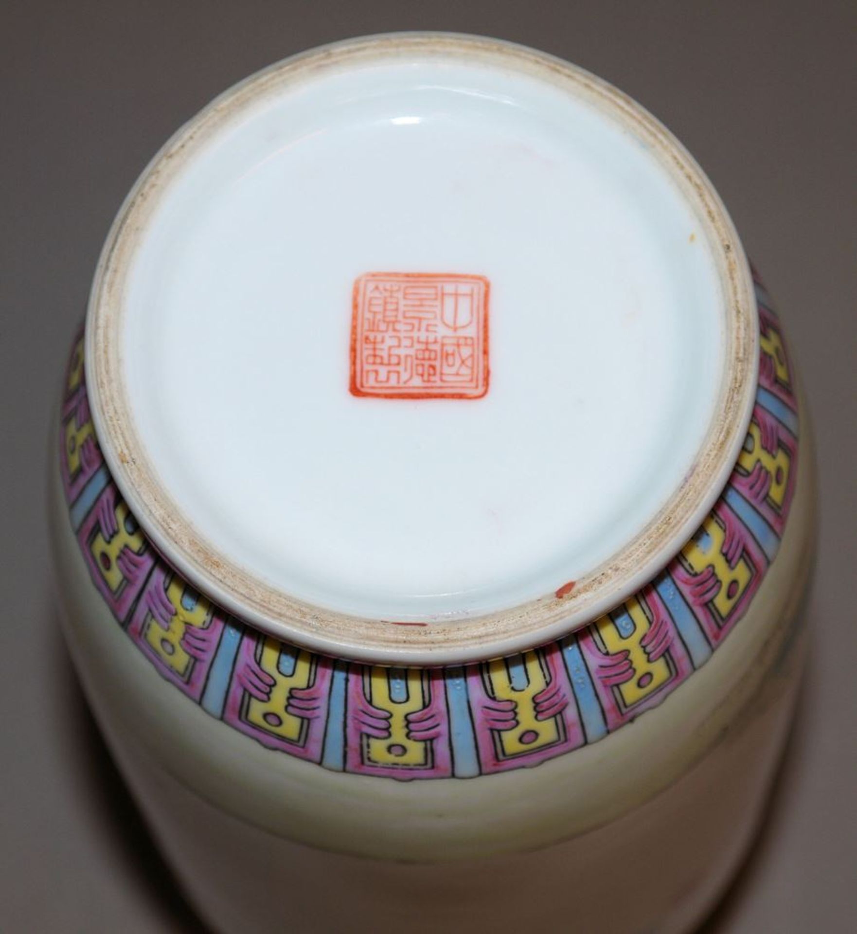 Moderne Rouleau-Vase mit Kriegerinnen aus Jingdezhen, China 20. Jh. - Image 3 of 3