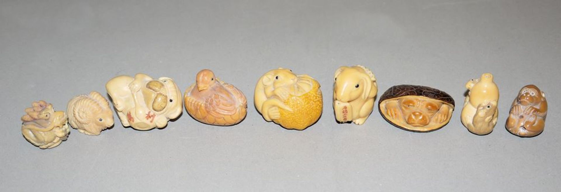 Neun japanische Tier-Netsuke aus Corozo-Nuss