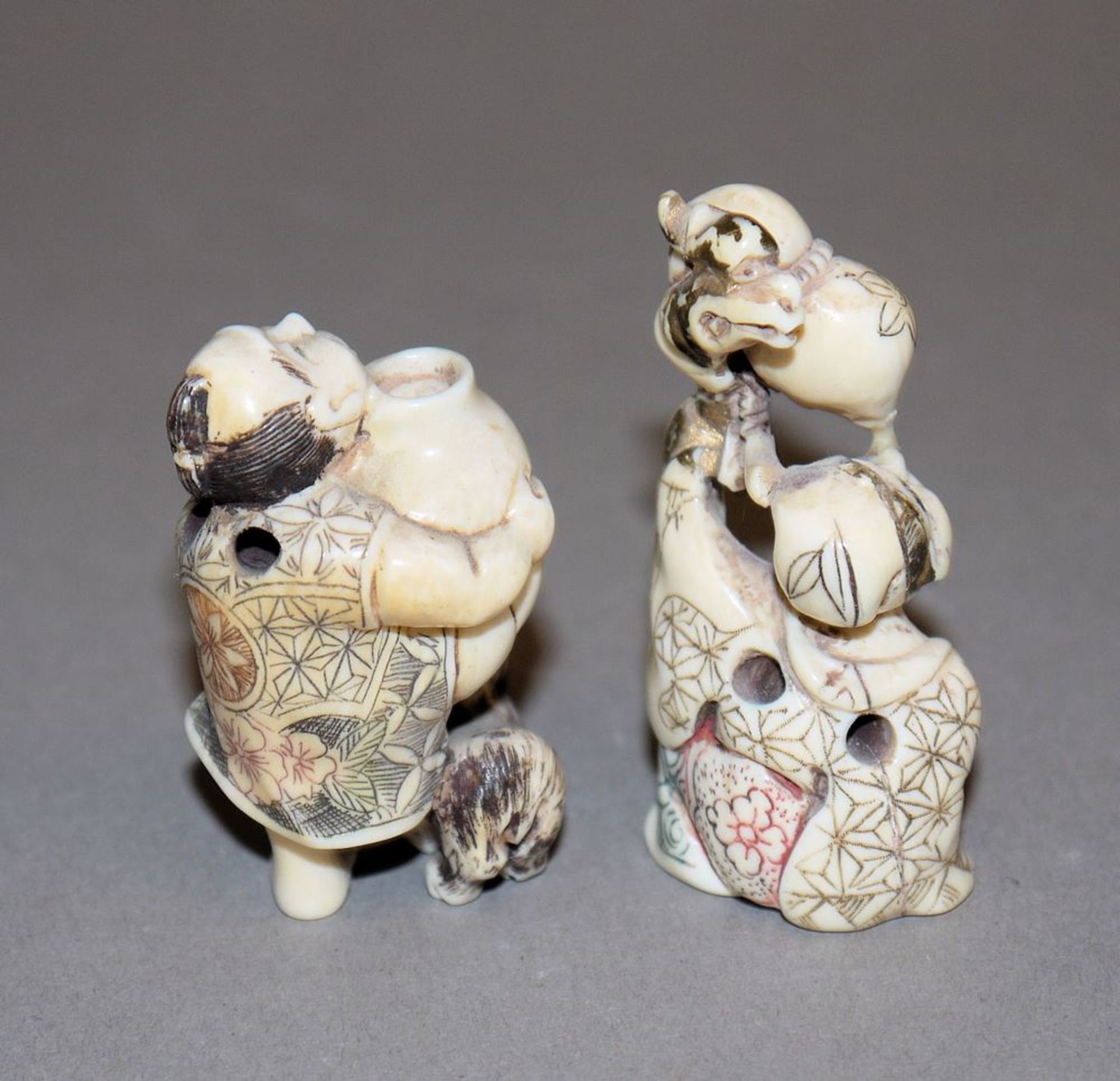 "Schmerz" und "Durst", zwei groteske japanische Elfenbein-Netsuke - Image 2 of 2