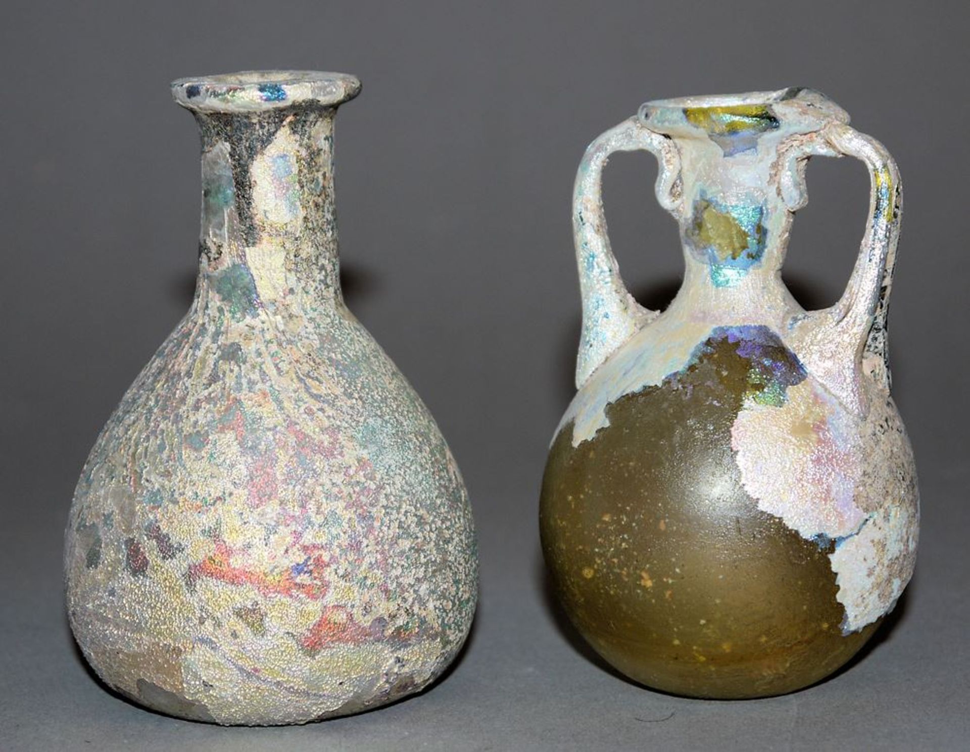 2 x römisches Glas: Unguentarium & Amphoriskos, östliches Mittelmeer, 1.-2. Jh.