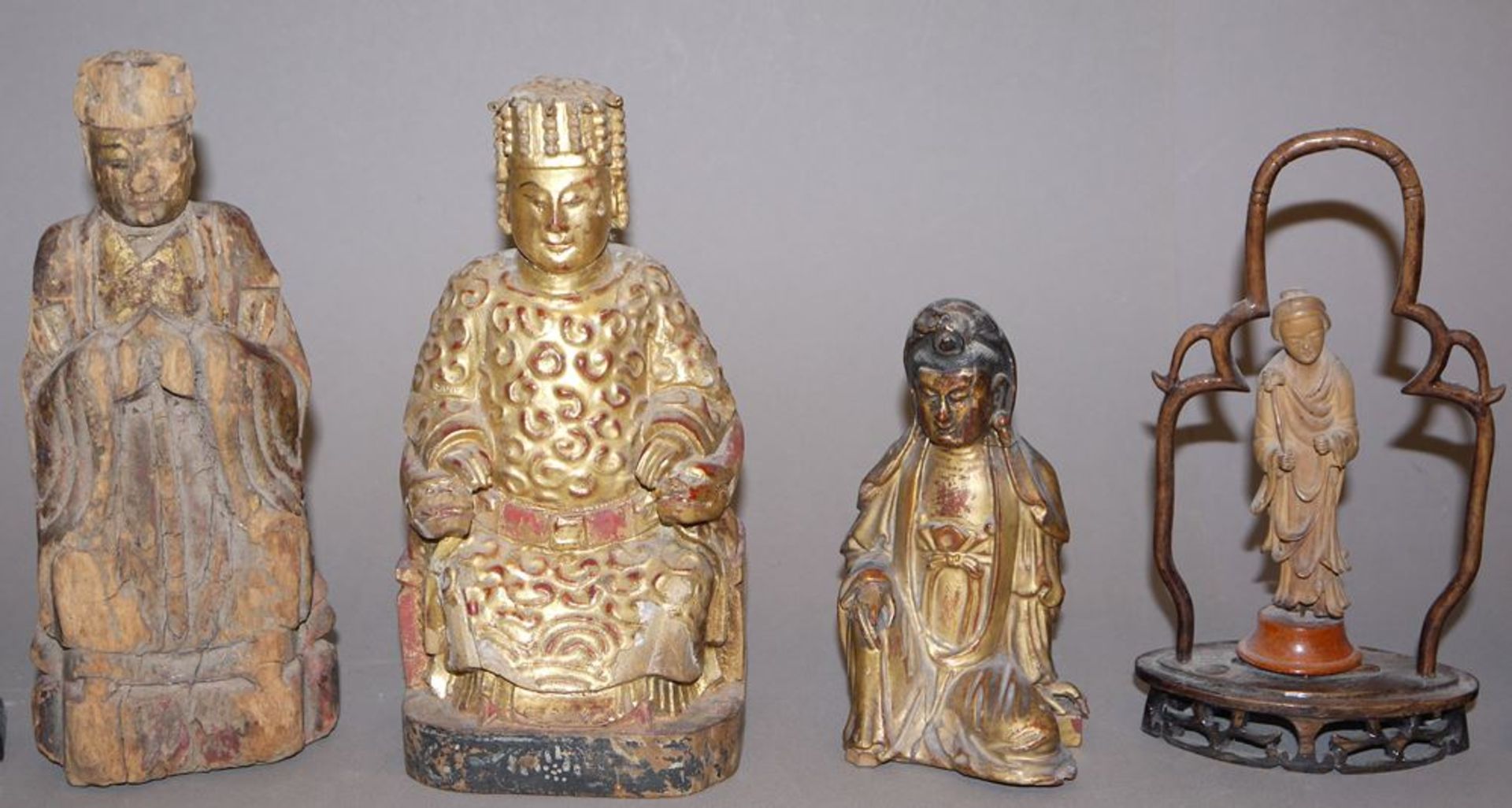 Acht chinesische Votivfiguren und Altarschmuck aus Holz, späte Qing-Zeit, 19. J - Image 2 of 3
