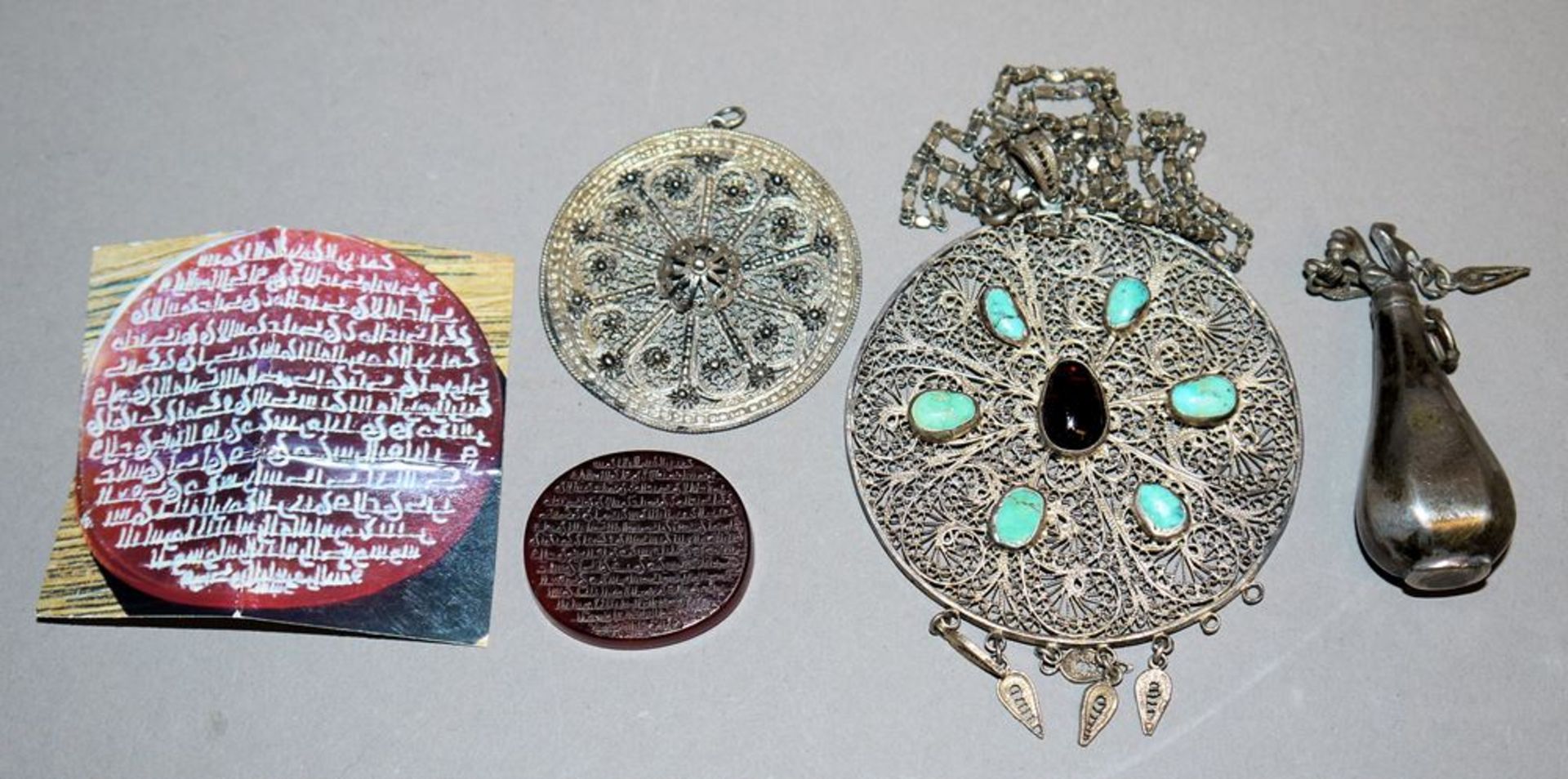 Zwei filigrane Silber-Anhänger und Karneol mit Inschrift, osmanisch, 19./ 20. J