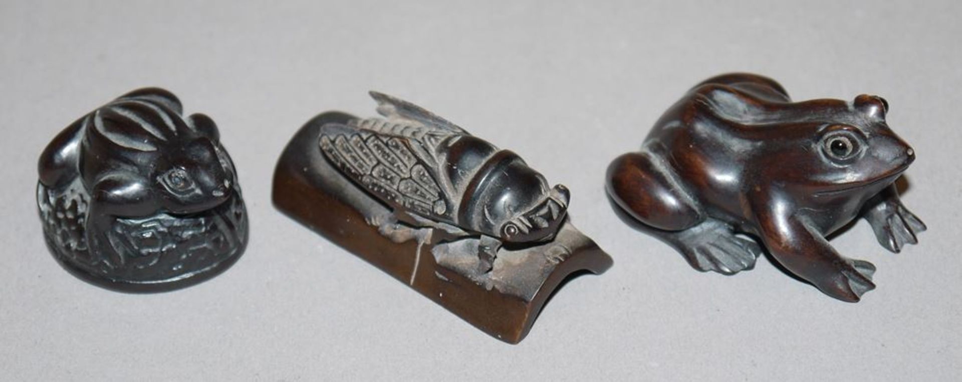 Zwei Kröten und Grille, drei japanische Netsuke aus Edelholz