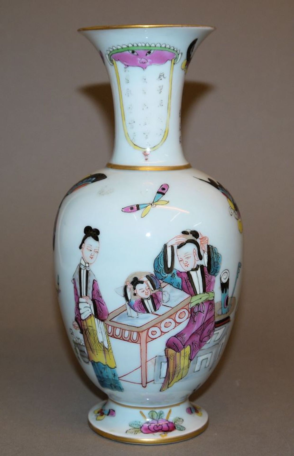 Famille rose Vase mit Damen bei der Toilette, China 20. Jh.