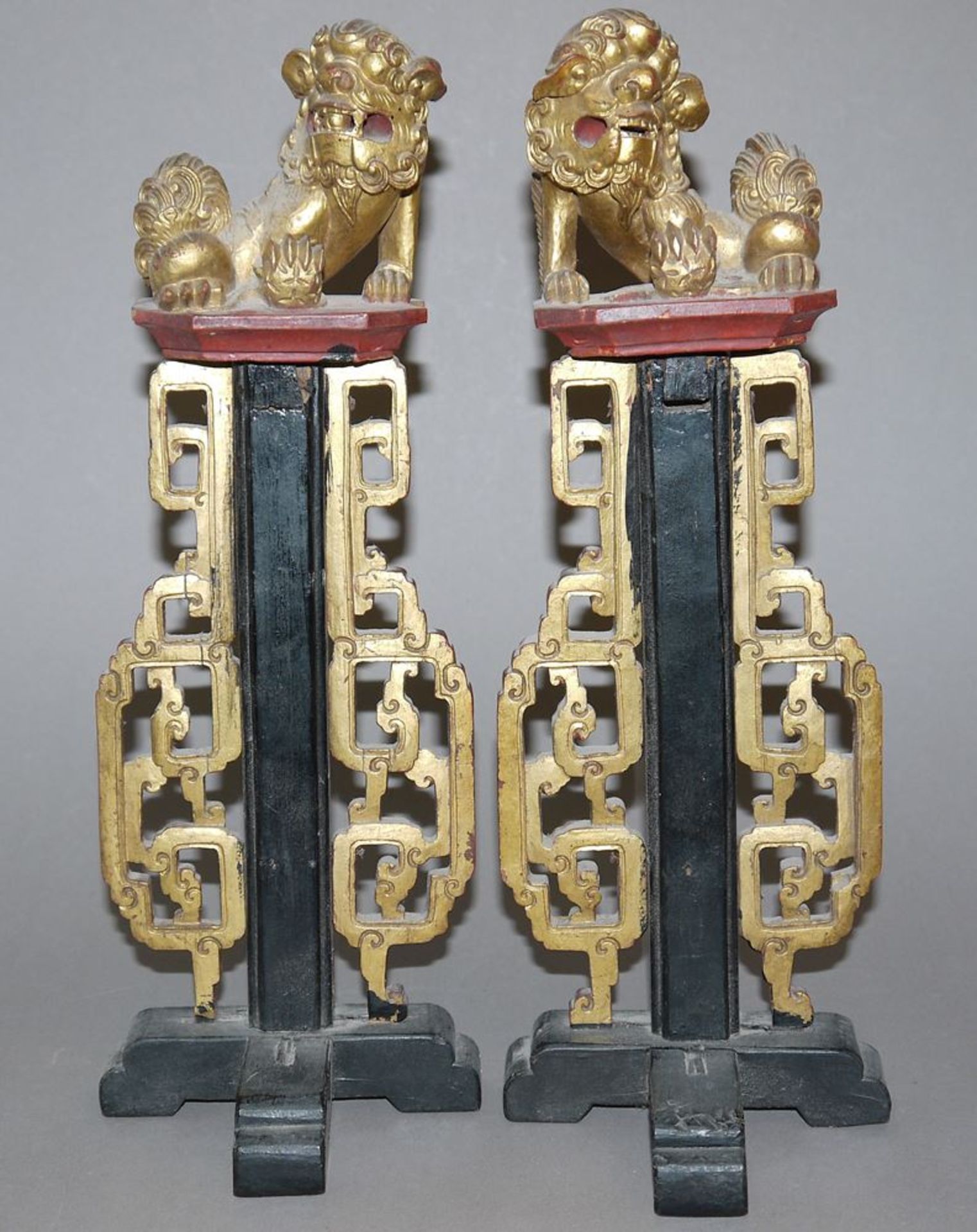 Acht chinesische Votivfiguren und Altarschmuck aus Holz, späte Qing-Zeit, 19. J - Image 3 of 3