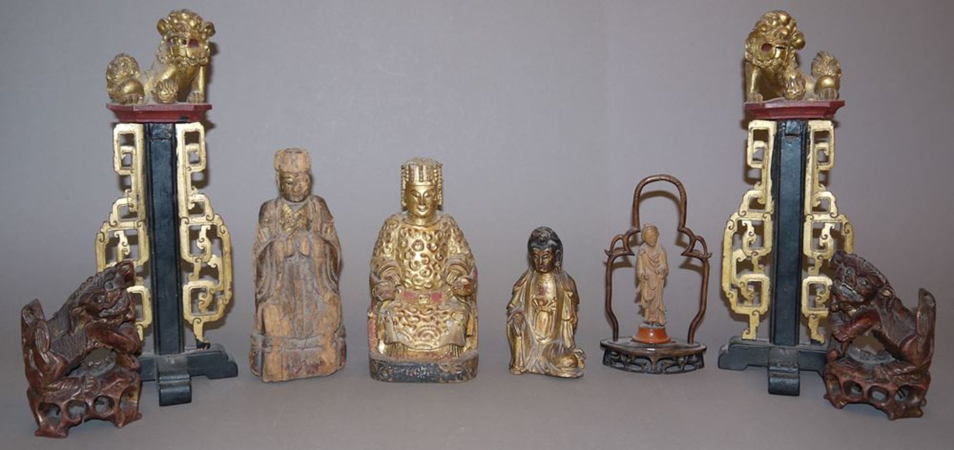 Acht chinesische Votivfiguren und Altarschmuck aus Holz, späte Qing-Zeit, 19. J
