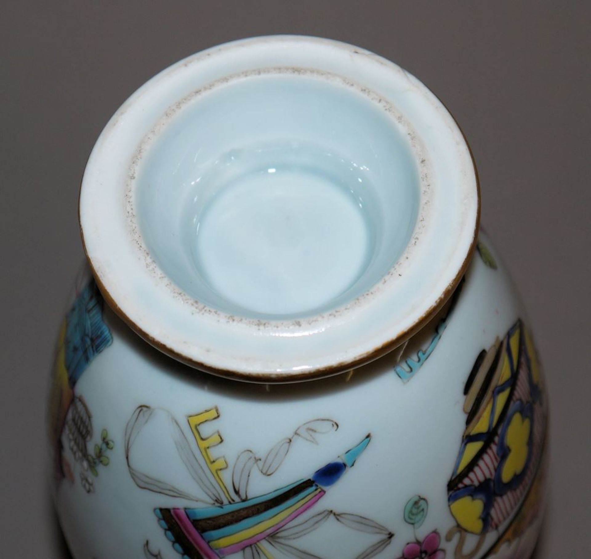 Famille rose Vase mit Damen bei der Toilette, China 20. Jh. - Image 4 of 4